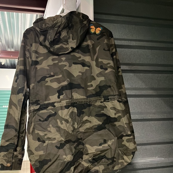 Hooded camo jacket with colorful butterfly patches. Perfect for Fall - Picture 2 of 2
